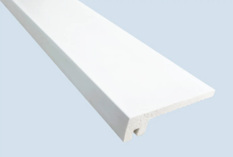Profilo battiscopa in polistirolo bianco uniforme